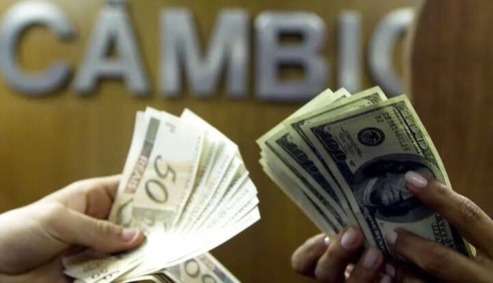 Dólar recua e Ibovespa avança com investidores de olho no petróleo e no cenário internacional