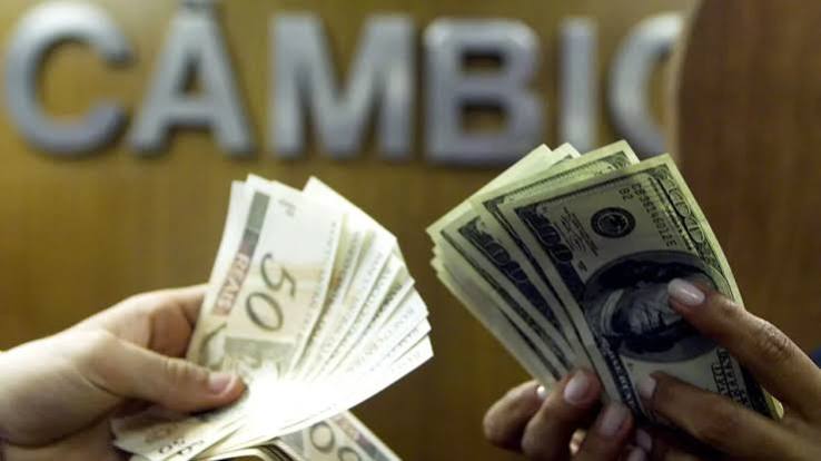 Dólar recua e Ibovespa avança com investidores de olho no petróleo e no cenário internacional