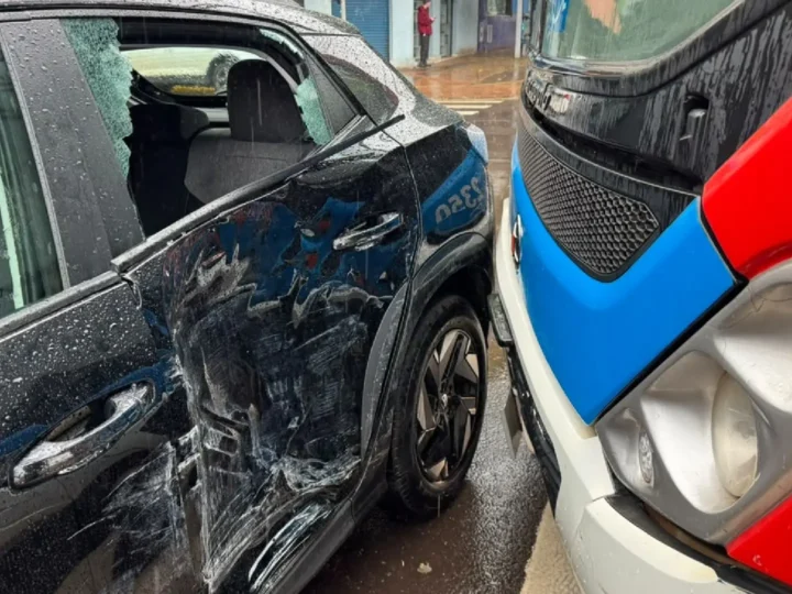 Batida entre carro e ônibus deixa trânsito congestionado no Centro de Campo Grande