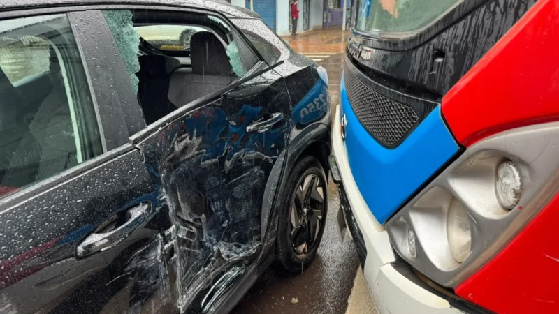 Batida entre carro e ônibus deixa trânsito congestionado no Centro de Campo Grande