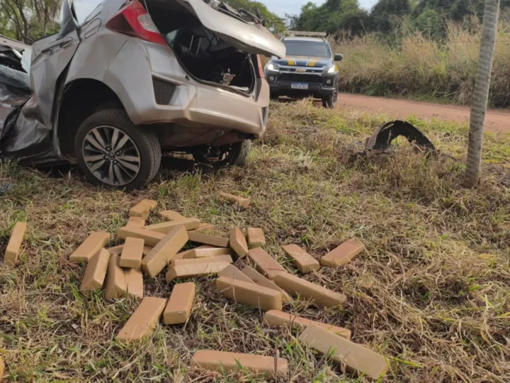 Fuga termina em acidente e morte de jovem que levava 445 kg de pasta base na BR-158