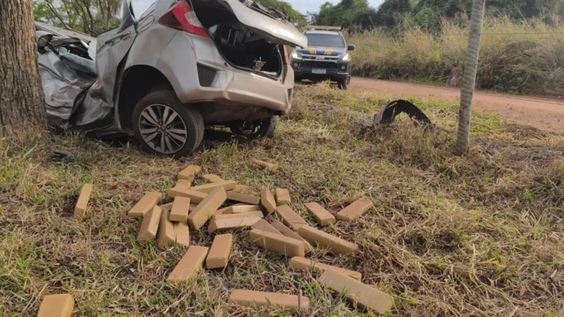 Fuga termina em acidente e morte de jovem que levava 445 kg de pasta base na BR-158