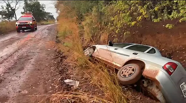 Carro capota em estrada de terra com muita lama e duas crianças ficam feridas