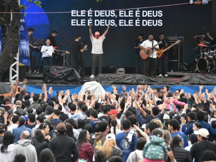 Chuva dá trégua e fiéis tomam as ruas de Campo Grande durante Marcha para Jesus