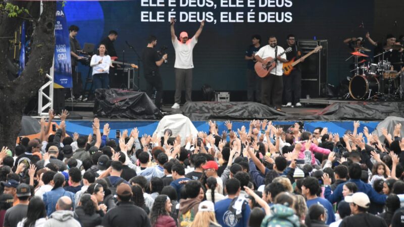Chuva dá trégua e fiéis tomam as ruas de Campo Grande durante Marcha para Jesus