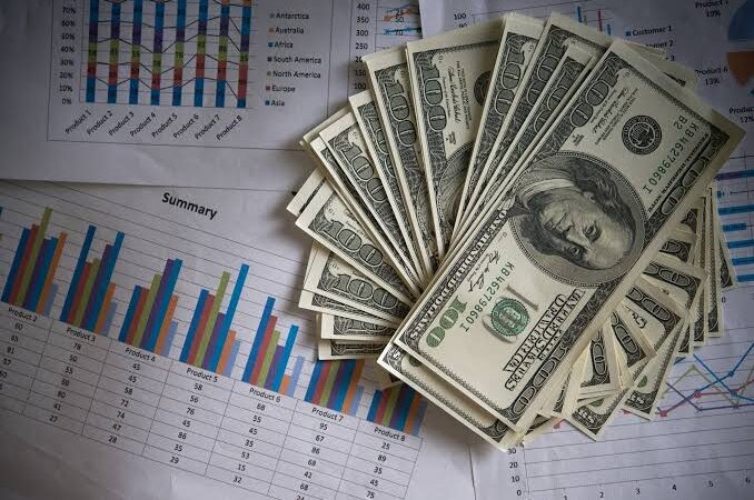Dólar fecha em alta, enquanto mercado repercute inflação e contas públicas