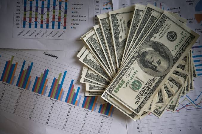 Dólar fecha em alta, enquanto mercado repercute inflação e contas públicas
