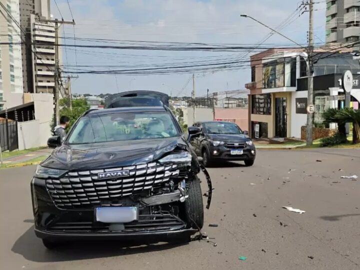 # Batida entre dois carros deixa trânsito lento no Bairro Santa Fé, em Campo Grande