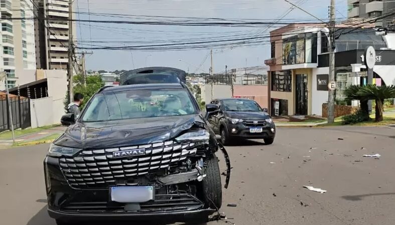 # Batida entre dois carros deixa trânsito lento no Bairro Santa Fé, em Campo Grande