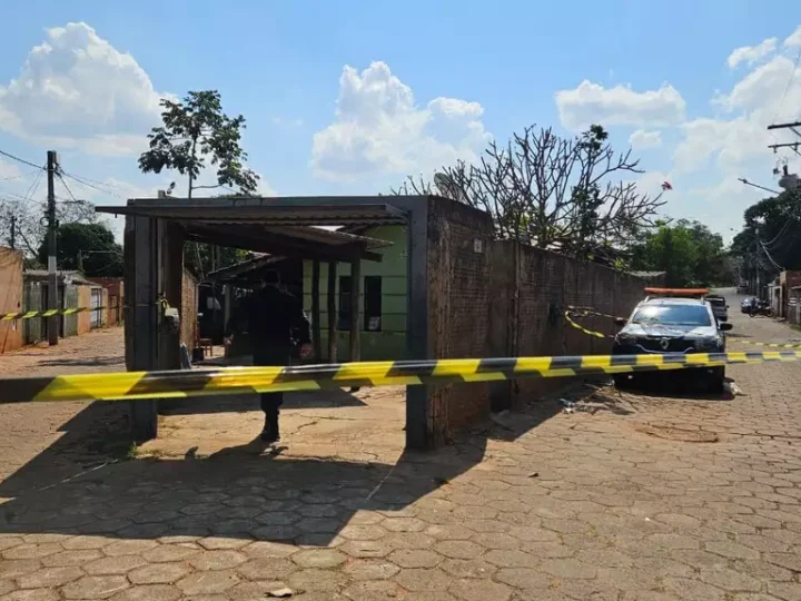 Homem morre após ser baleado por policiais durante invasão a casa de idosos