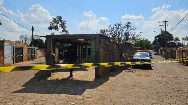 Homem morre após ser baleado por policiais durante invasão a casa de idosos