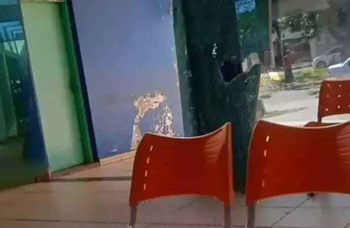 Homem quebra porta de UPA após surto e assusta pacientes em Campo Grande