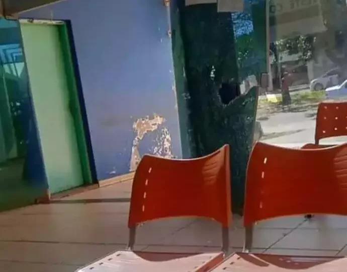 Homem quebra porta de UPA após surto e assusta pacientes em Campo Grande