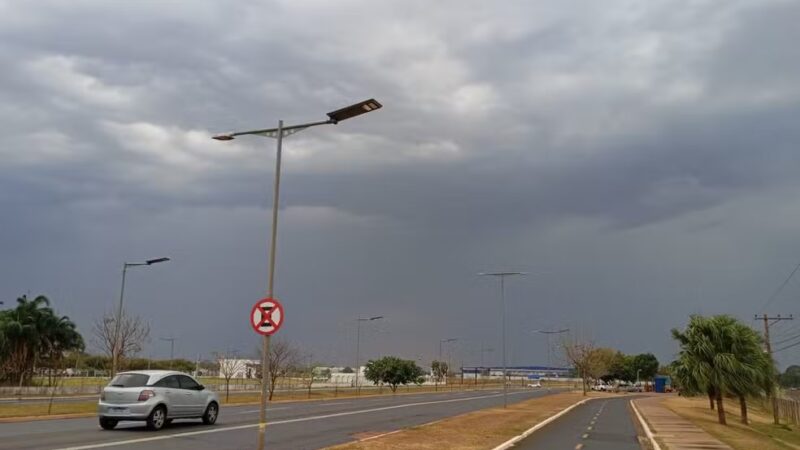 Frente fria derruba temperaturas e coloca MS em alerta para temporais nesta terça