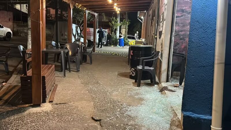 Ataque a tiros em bar termina com homem morto