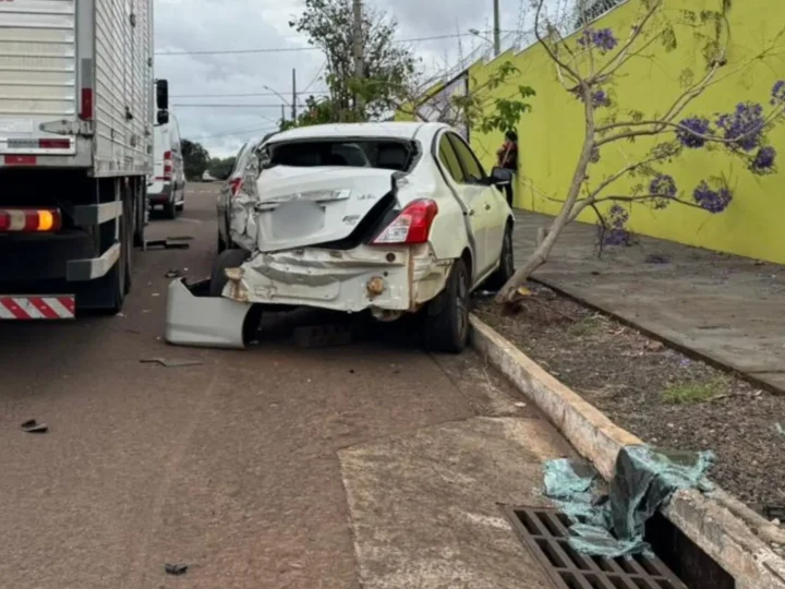 Caminhão-baú desgovernado provoca colisão em sequência e danifica quatro carros em Campo Grande