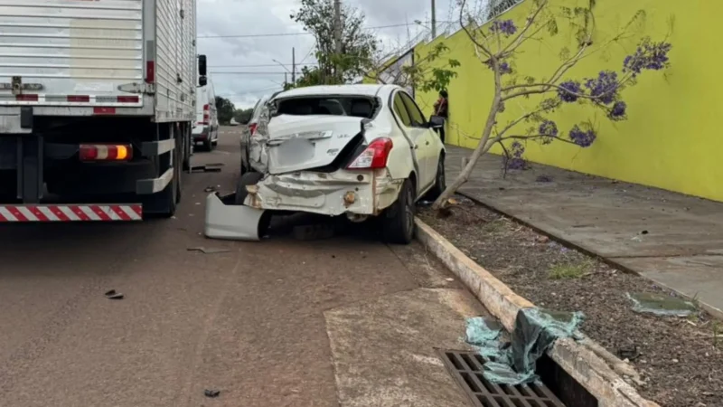 Caminhão-baú desgovernado provoca colisão em sequência e danifica quatro carros em Campo Grande