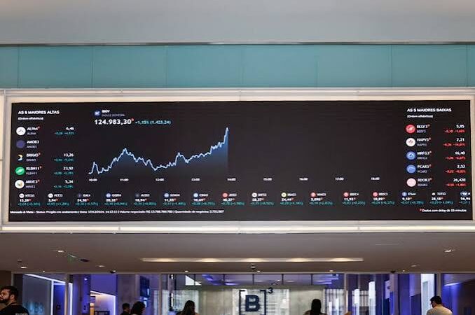 Dólar recua e Ibovespa avança pelo 10º pregão seguido em dia de divulgação do PIB