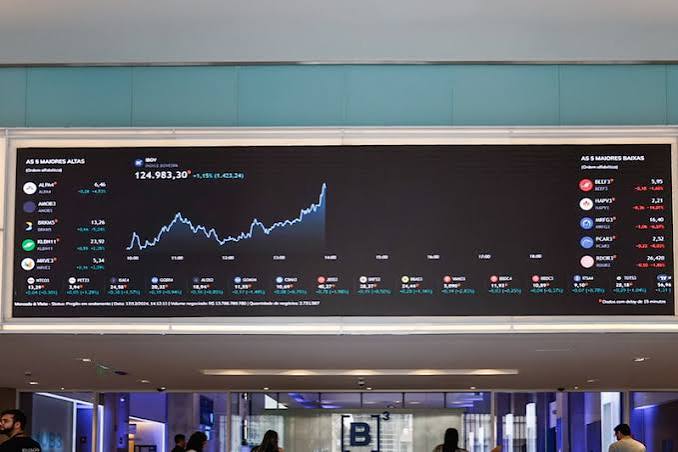 Dólar recua e Ibovespa avança pelo 10º pregão seguido em dia de divulgação do PIB