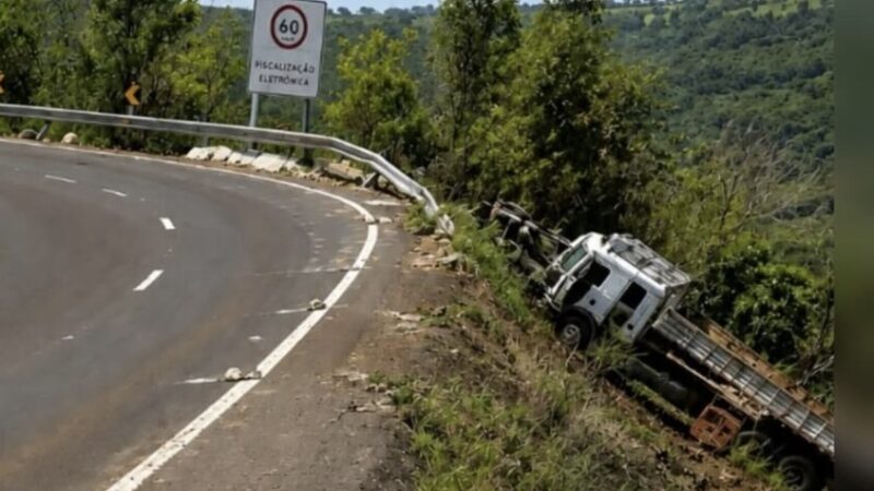 Acidente na BR-060 termina com morte após caminhão cair na Serra de Maracaju