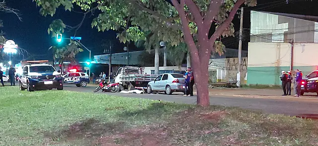 Motociclista morre prensada entre veículos e motorista é presa na Capital