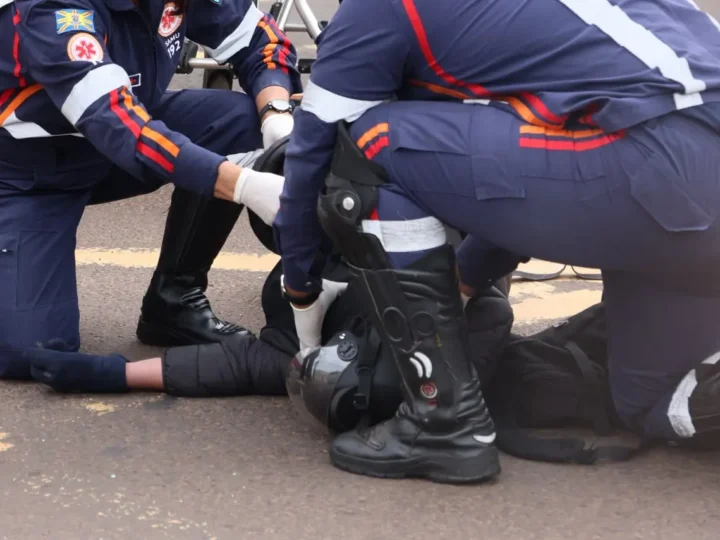 Ciclista é socorrida após bater em carro durante cruzamento na Zahran