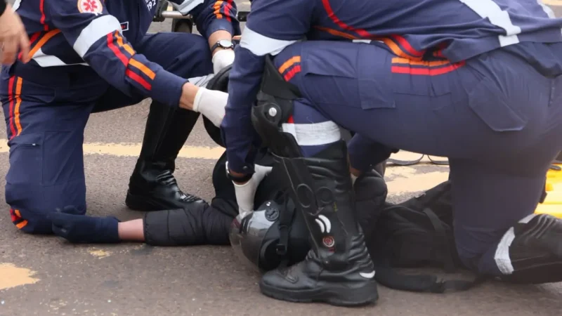 Ciclista é socorrida após bater em carro durante cruzamento na Zahran
