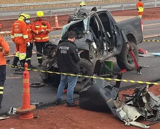 Batida entre caminhonete e carreta deixa três mortos na BR-163, em São Gabriel do Oeste