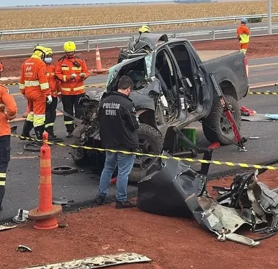 Batida entre caminhonete e carreta deixa três mortos na BR-163, em São Gabriel do Oeste
