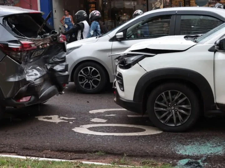 Colisão entre três veículos deixa HR-V destruído e motoentregador ferido em Campo Grande
