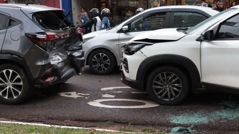 Colisão entre três veículos deixa HR-V destruído e motoentregador ferido em Campo Grande