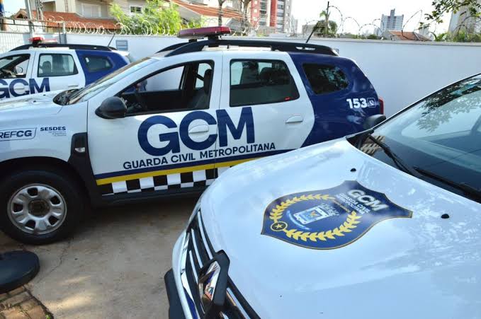 Suspeito é preso após ser visto em situação obscena em frente a escola