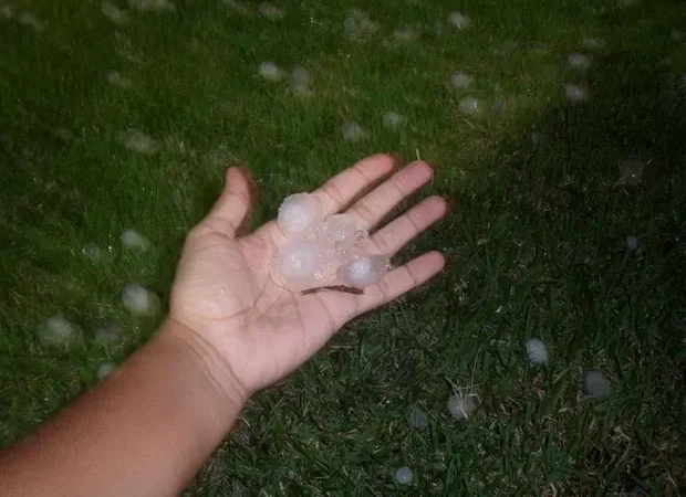 Vendaval ganha força, provoca queda de granizo e assusta moradores em Campo Grande