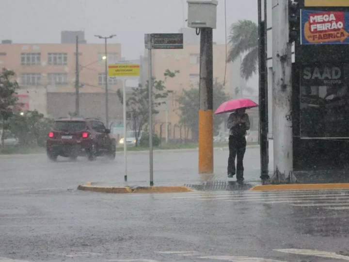 Campo Grande começa o sábado com chuva e alerta laranja para temporais