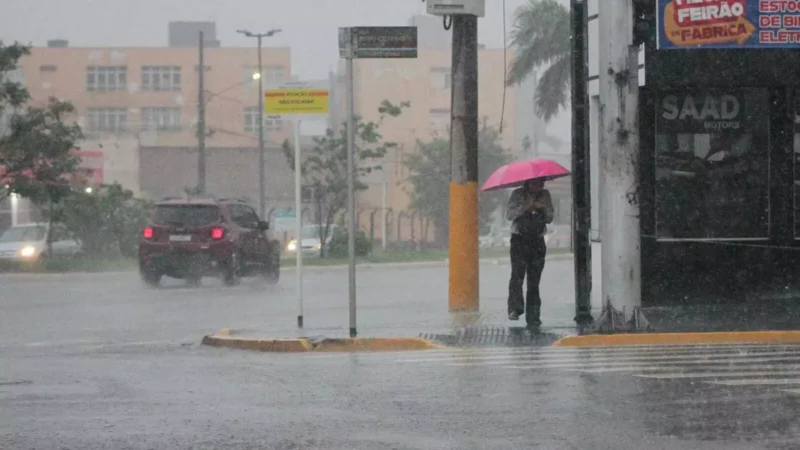 Campo Grande começa o sábado com chuva e alerta laranja para temporais