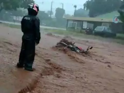 Motociclista cai e é levado pela enxurrada durante chuva intensa em Campo Grande