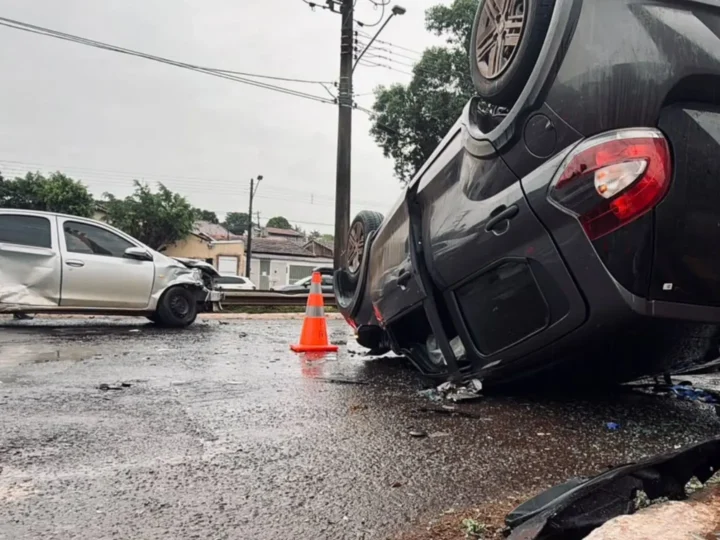 Colisão entre Mobi e Toyota deixa quatro feridos após capotamento em Campo Grande