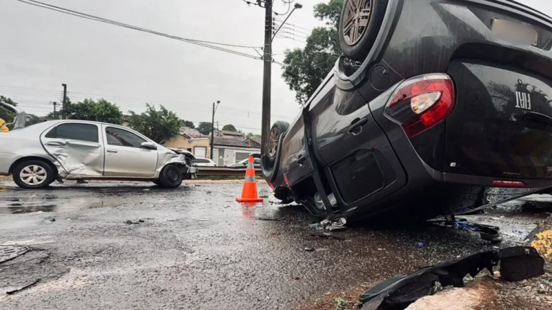 Colisão entre Mobi e Toyota deixa quatro feridos após capotamento em Campo Grande