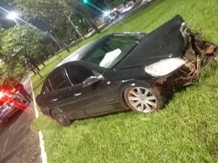 Motorista embriagado bate em árvores após invadir canteiro em Campo Grande