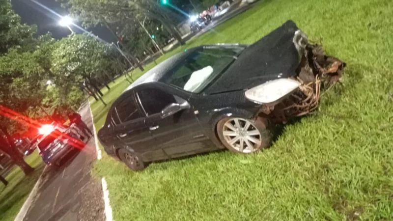 Motorista embriagado bate em árvores após invadir canteiro em Campo Grande