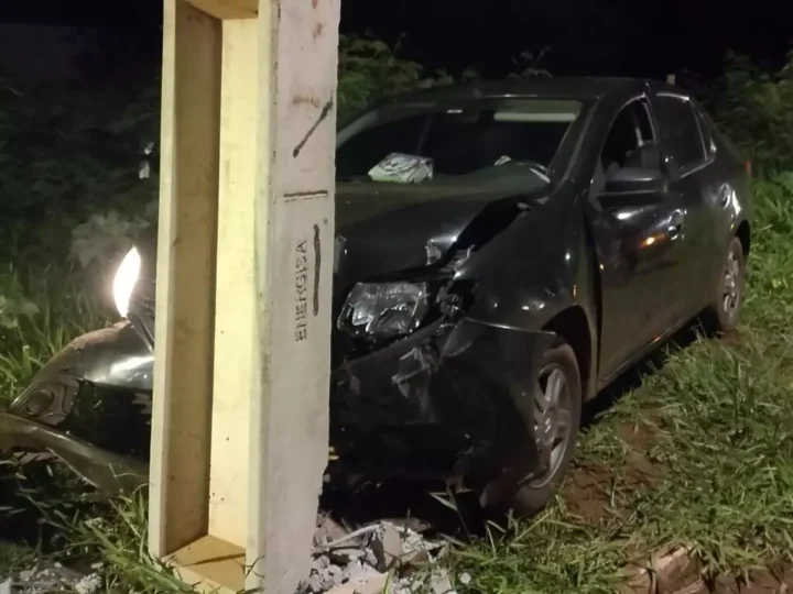 Carro é encontrado com a frente destruída e faróis acesos após bater em poste