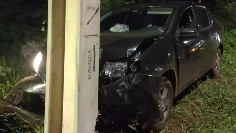 Carro é encontrado com a frente destruída e faróis acesos após bater em poste