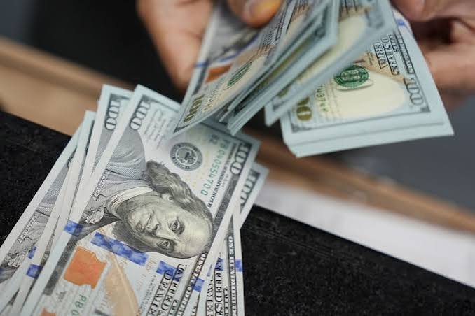 Dólar sobe e encerra o dia acima de R$ 5,14 com investidores de olho no exterior e nos juros