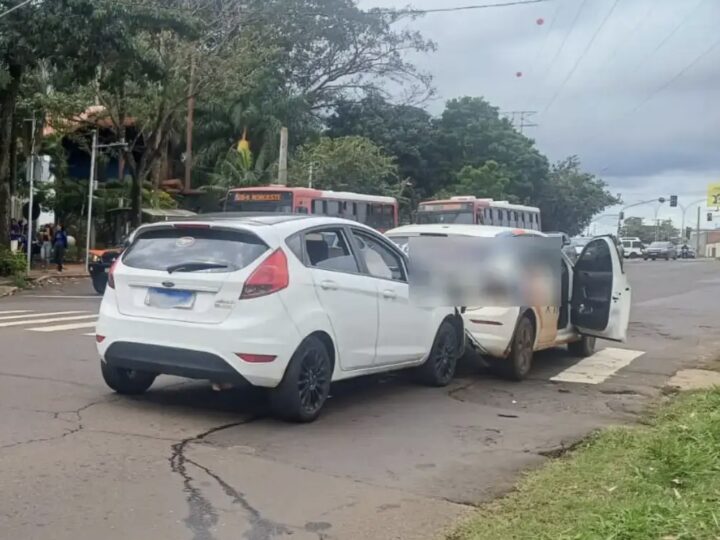 Motorista se atrapalha ao frear e colide com veículo parado no trânsito em Campo Grande