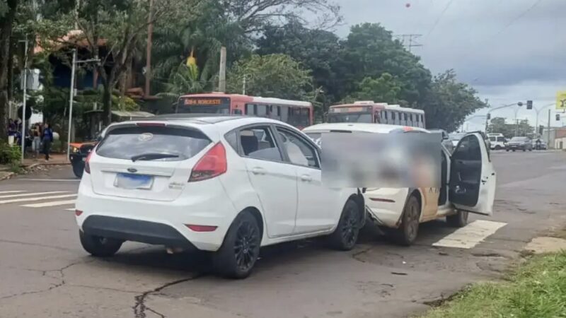 Motorista se atrapalha ao frear e colide com veículo parado no trânsito em Campo Grande
