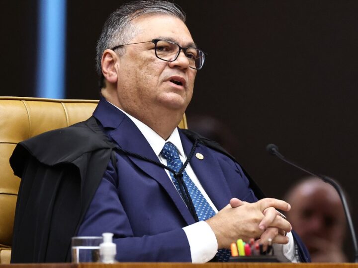 Dino pede vista e suspende julgamento sobre Moraes e Mendonça no STF
