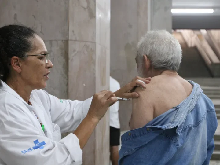 Imunização de pessoas de 60 a 84 anos continua