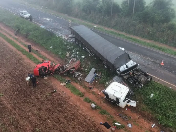 Caminhão é arrastado para fora da pista e caminhoneiro morre em batida