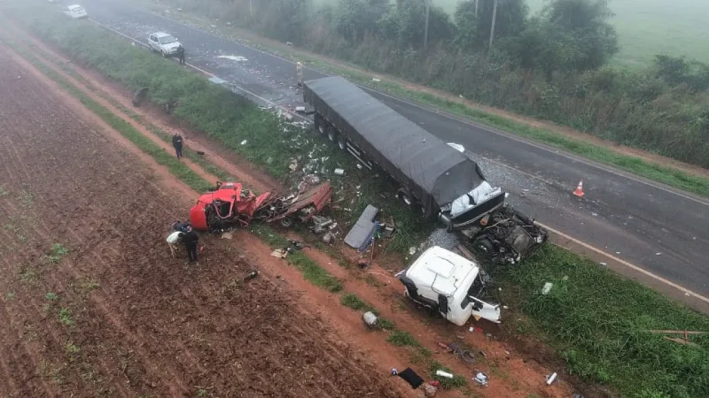 Caminhão é arrastado para fora da pista e caminhoneiro morre em batida