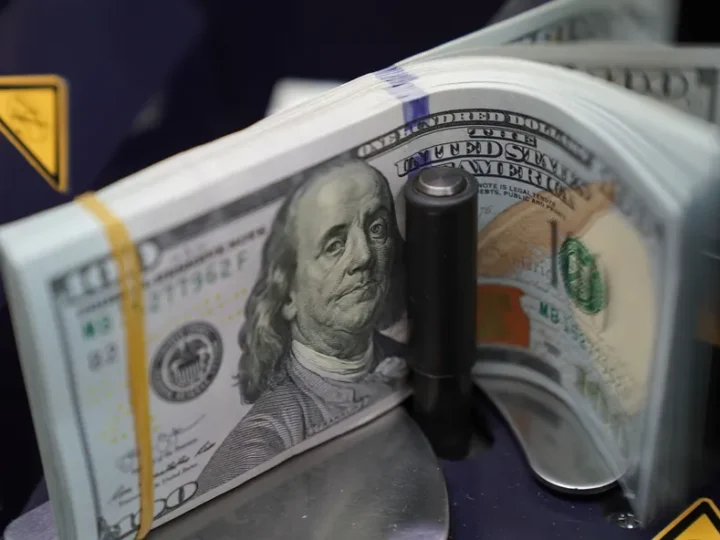 Dólar fecha em leve baixa, mas cenário eleitoral limita queda do real